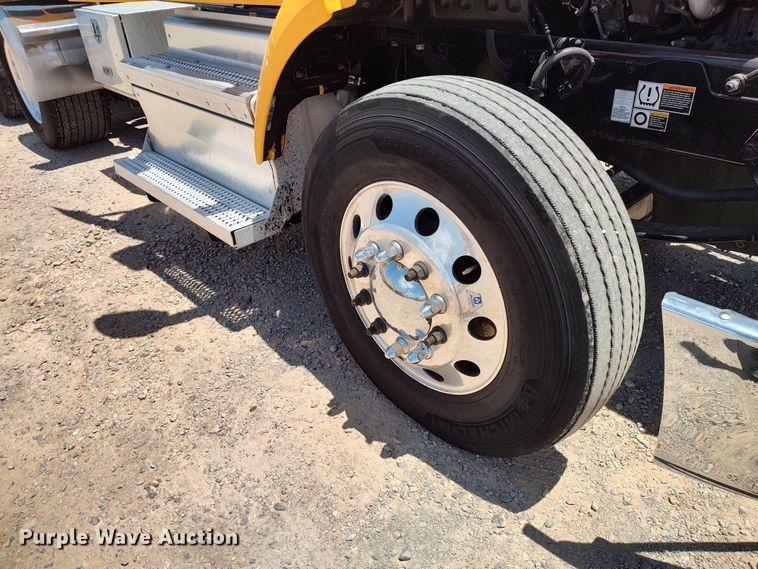 image for item LU9113 2019 Peterbilt 579  semi truck