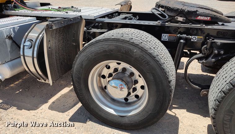 image for item LU9113 2019 Peterbilt 579  semi truck