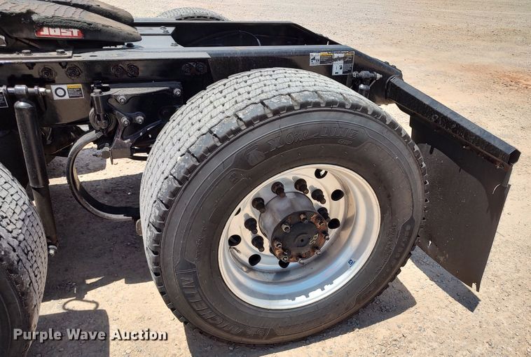 image for item LU9113 2019 Peterbilt 579  semi truck