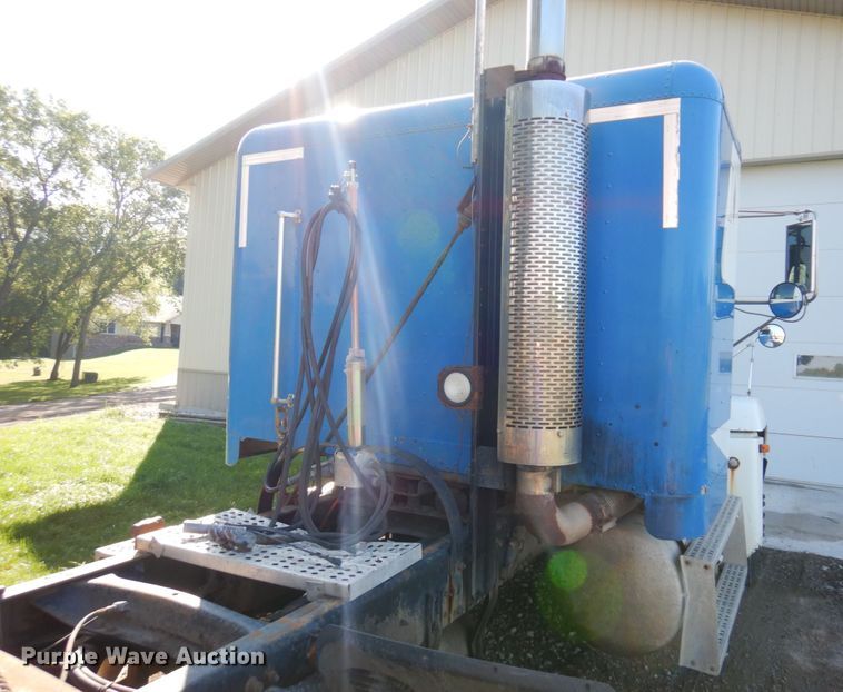 image for item MH9204 1995 Freightliner  semi truck