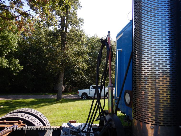 image for item MH9204 1995 Freightliner  semi truck