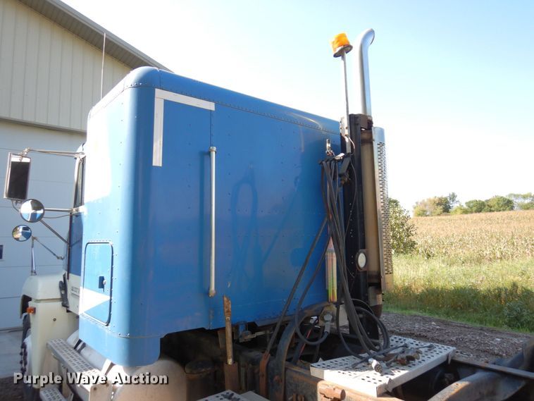 image for item MH9204 1995 Freightliner  semi truck