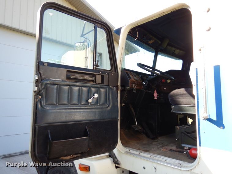 image for item MH9204 1995 Freightliner  semi truck