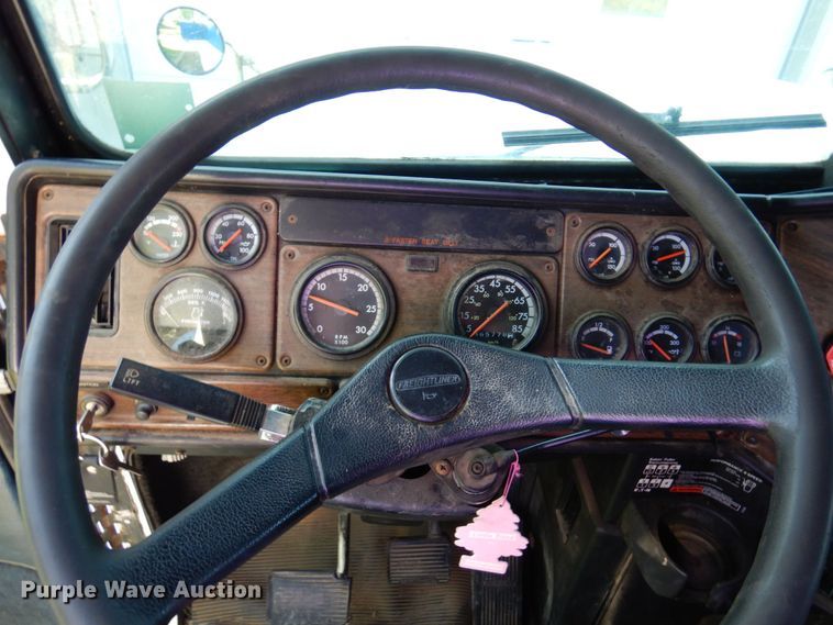 image for item MH9204 1995 Freightliner  semi truck
