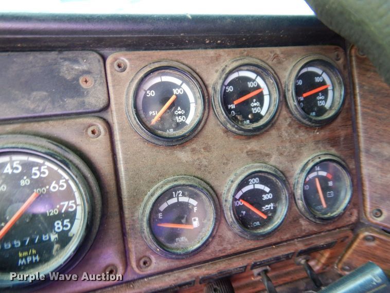 image for item MH9204 1995 Freightliner  semi truck