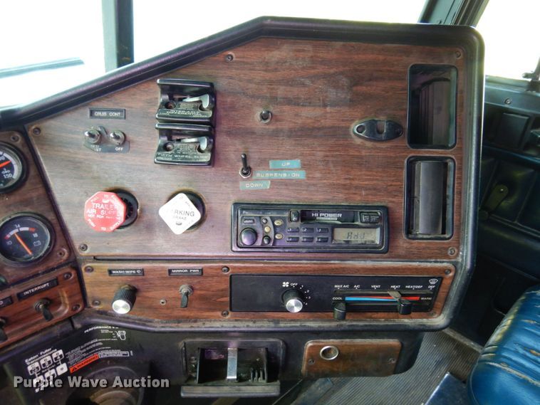 image for item MH9204 1995 Freightliner  semi truck