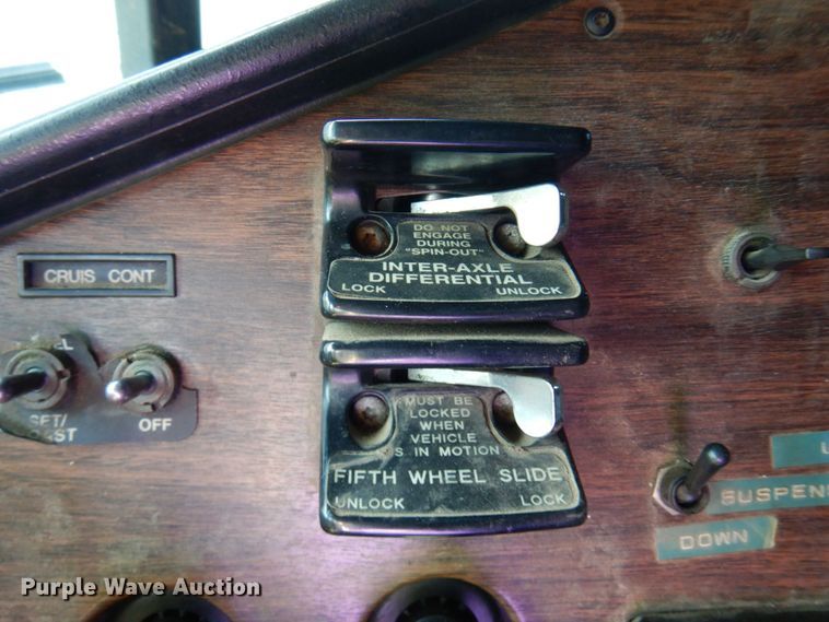 image for item MH9204 1995 Freightliner  semi truck