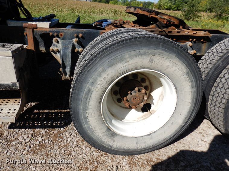 image for item MH9204 1995 Freightliner  semi truck