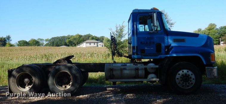 image for item MH9205 1994 Mack CH613  semi truck