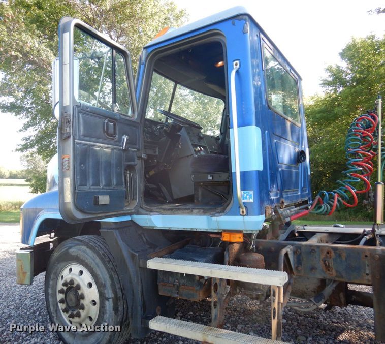 image for item MH9205 1994 Mack CH613  semi truck