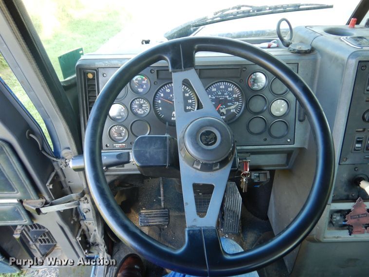 image for item MH9205 1994 Mack CH613  semi truck