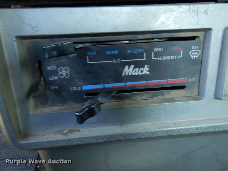 image for item MH9205 1994 Mack CH613  semi truck