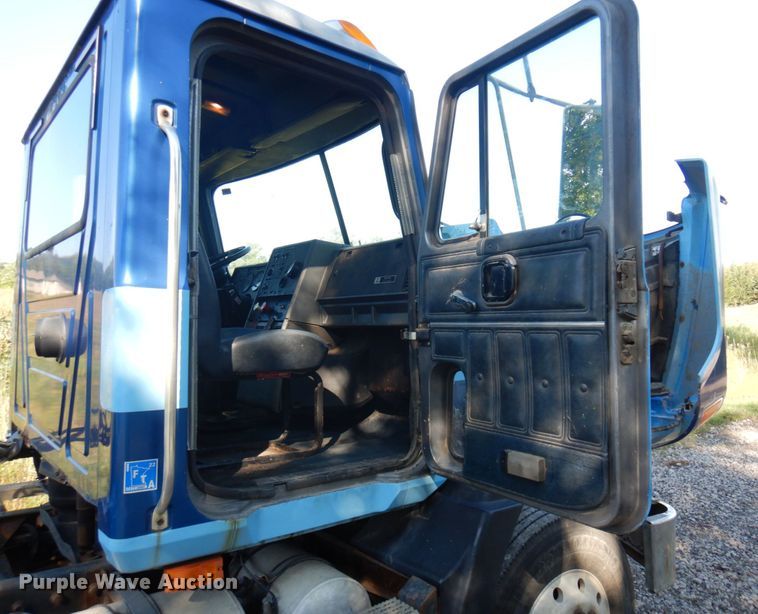 image for item MH9205 1994 Mack CH613  semi truck