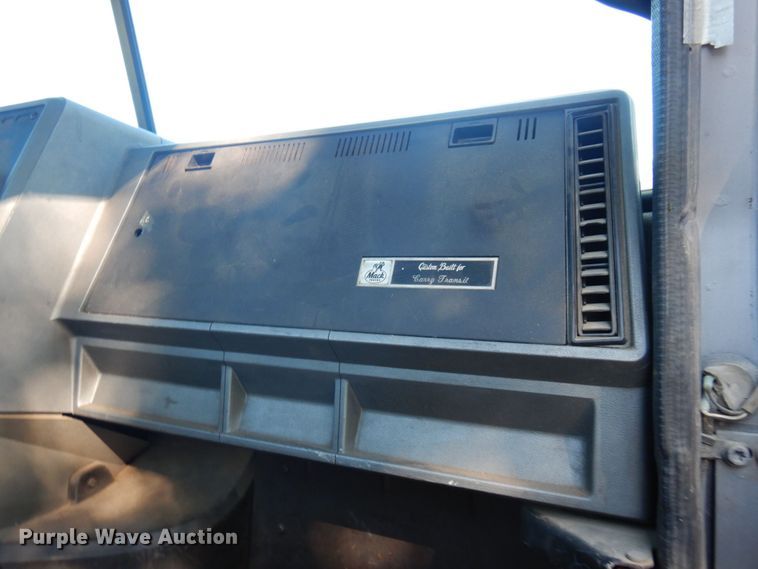 image for item MH9205 1994 Mack CH613  semi truck