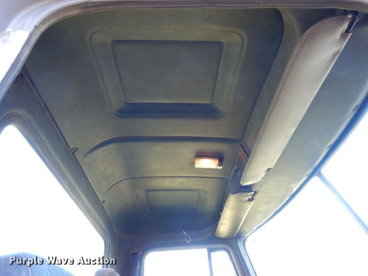 image for item MH9205 1994 Mack CH613  semi truck