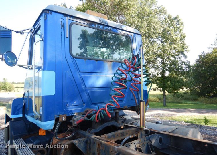 image for item MH9205 1994 Mack CH613  semi truck