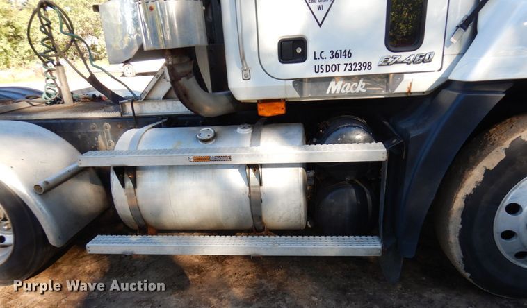 image for item MH9221 1999 Mack CH613  semi truck