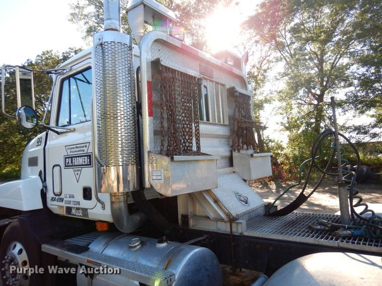 image for item MH9221 1999 Mack CH613  semi truck