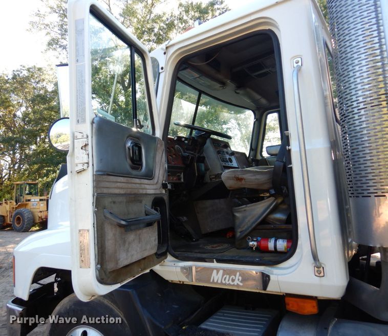 image for item MH9221 1999 Mack CH613  semi truck