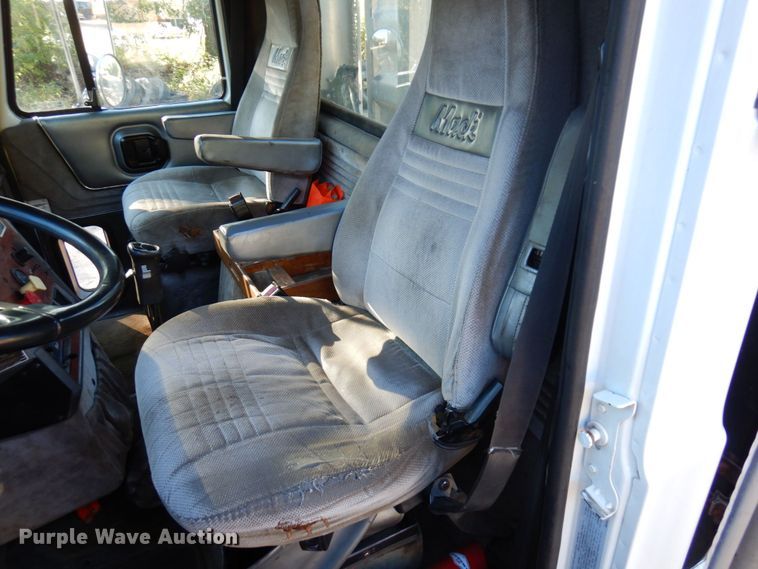 image for item MH9221 1999 Mack CH613  semi truck