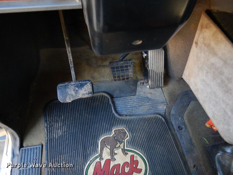 image for item MH9221 1999 Mack CH613  semi truck