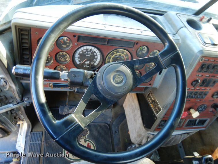 image for item MH9221 1999 Mack CH613  semi truck