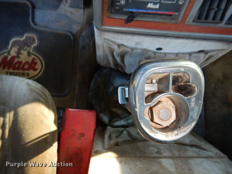 image for item MH9221 1999 Mack CH613  semi truck