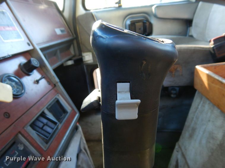 image for item MH9221 1999 Mack CH613  semi truck