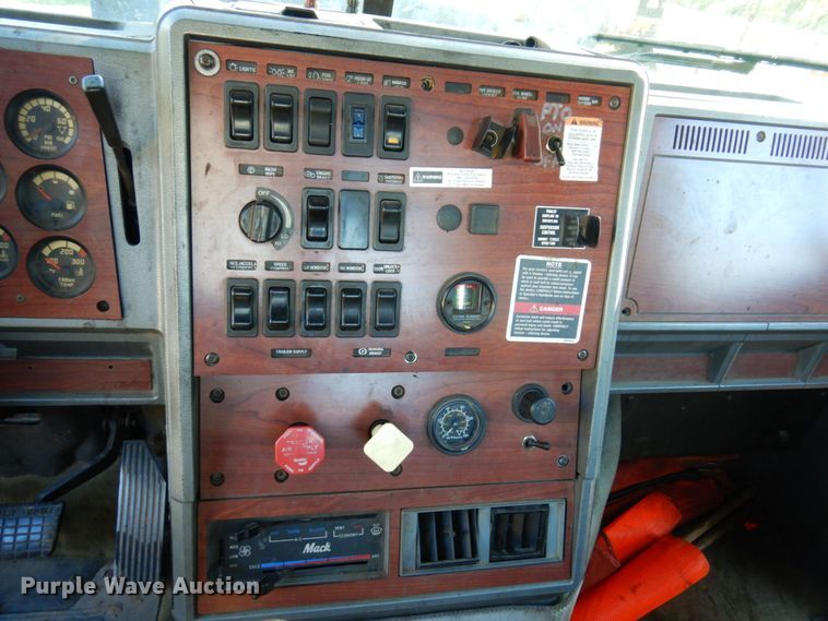 image for item MH9221 1999 Mack CH613  semi truck