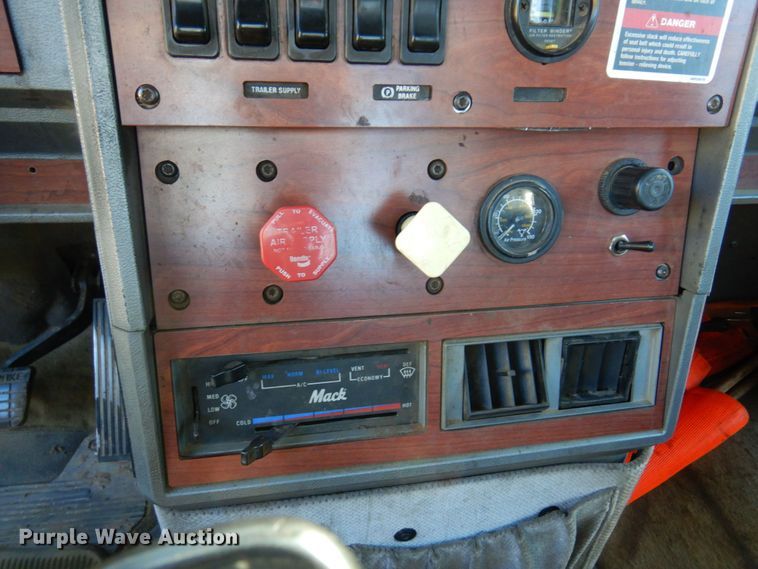 image for item MH9221 1999 Mack CH613  semi truck