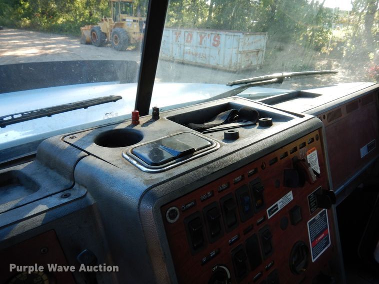 image for item MH9221 1999 Mack CH613  semi truck