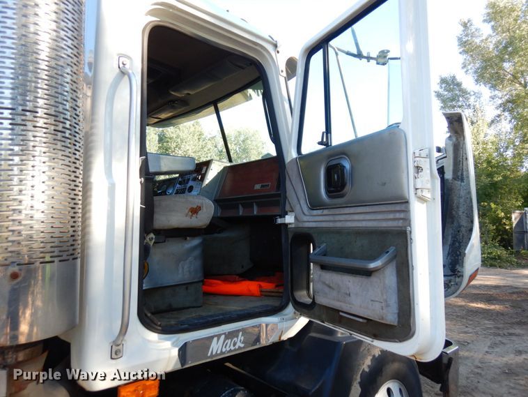 image for item MH9221 1999 Mack CH613  semi truck