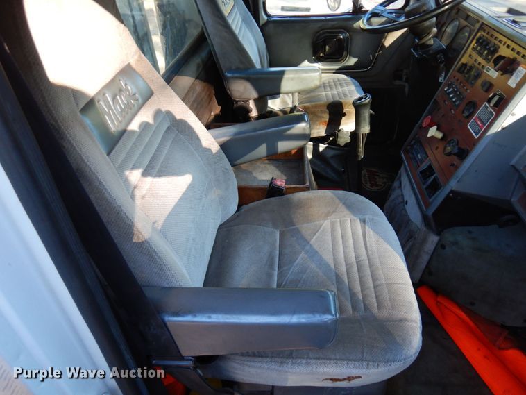 image for item MH9221 1999 Mack CH613  semi truck