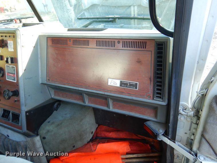 image for item MH9221 1999 Mack CH613  semi truck