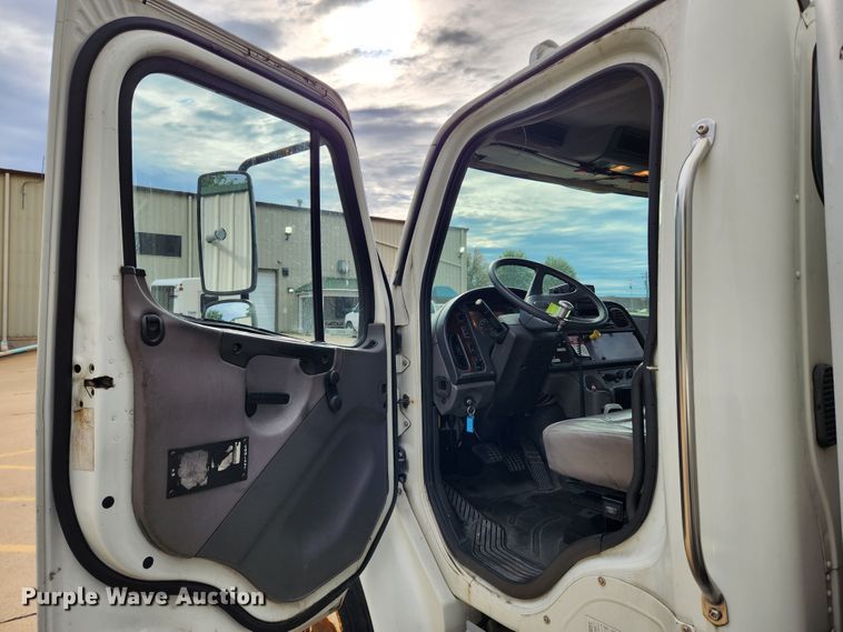 image for item MK9365 2005 Freightliner Business Class M2  box truck