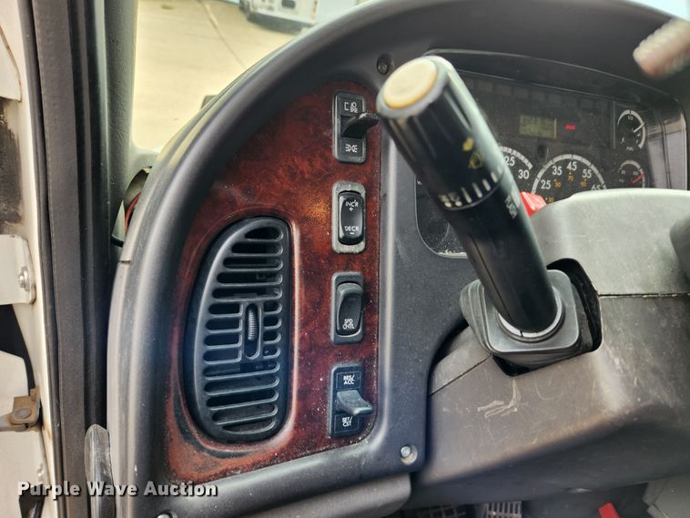 image for item MK9365 2005 Freightliner Business Class M2  box truck