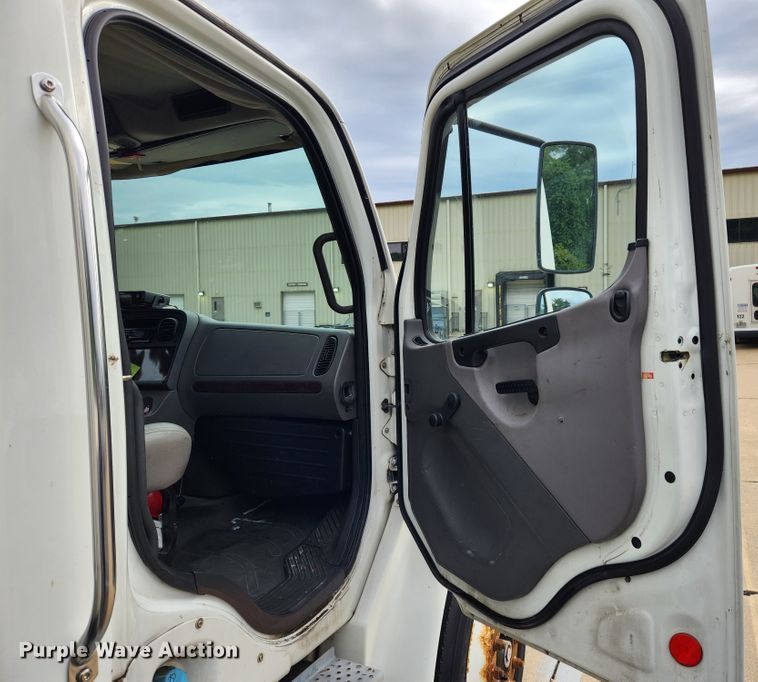 image for item MK9365 2005 Freightliner Business Class M2  box truck