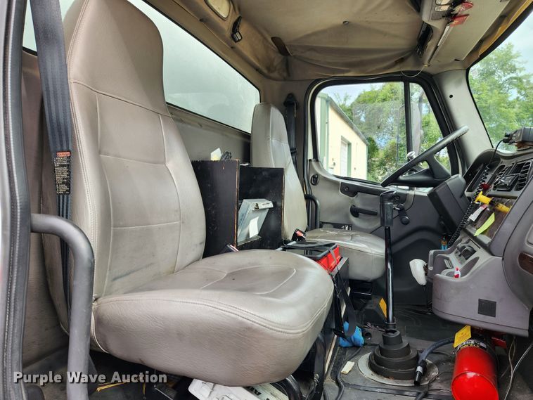 image for item MK9365 2005 Freightliner Business Class M2  box truck