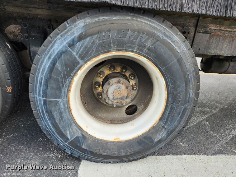 image for item MK9365 2005 Freightliner Business Class M2  box truck