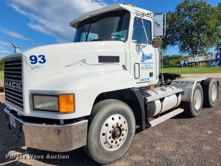 image for item MK9376 1993 Mack CH613  semi truck