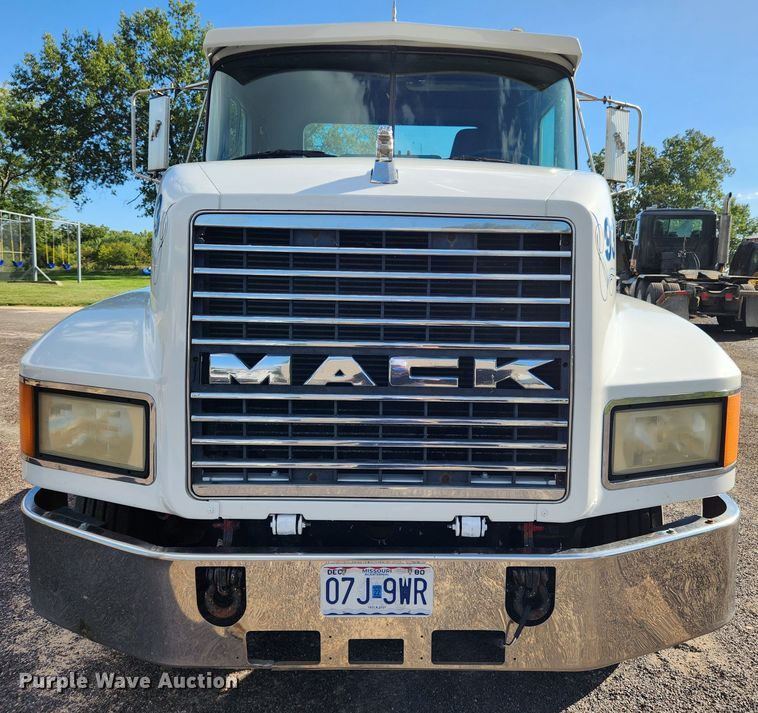 image for item MK9376 1993 Mack CH613  semi truck