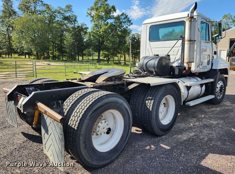 image for item MK9376 1993 Mack CH613  semi truck