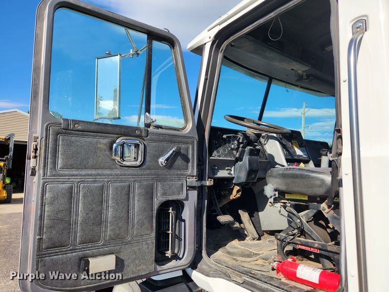 image for item MK9376 1993 Mack CH613  semi truck