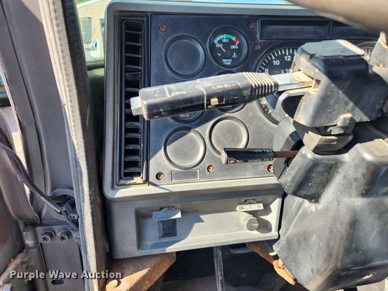 image for item MK9376 1993 Mack CH613  semi truck