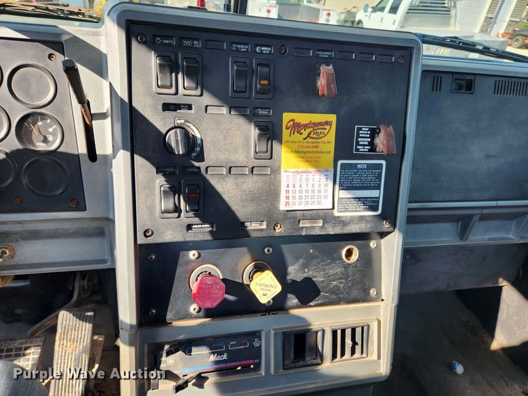 image for item MK9376 1993 Mack CH613  semi truck