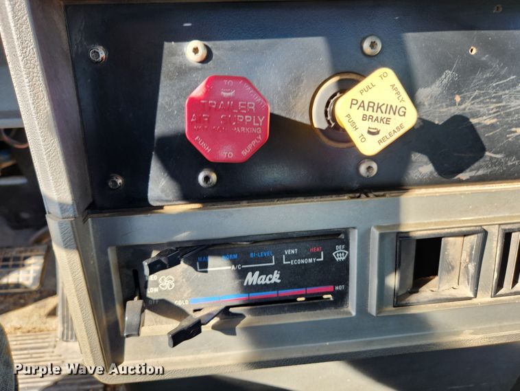 image for item MK9376 1993 Mack CH613  semi truck