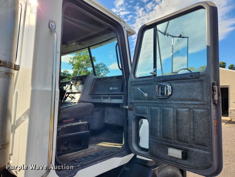 image for item MK9376 1993 Mack CH613  semi truck