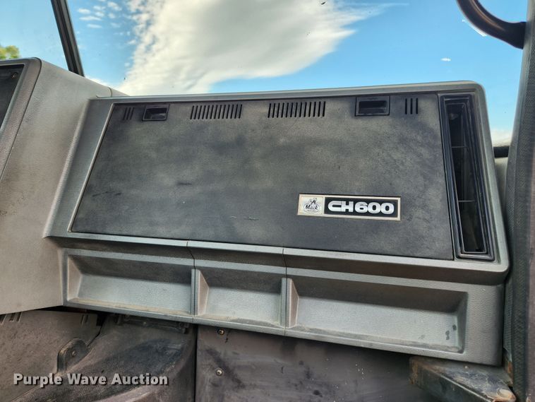 image for item MK9376 1993 Mack CH613  semi truck