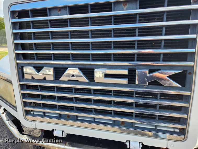 image for item MK9376 1993 Mack CH613  semi truck