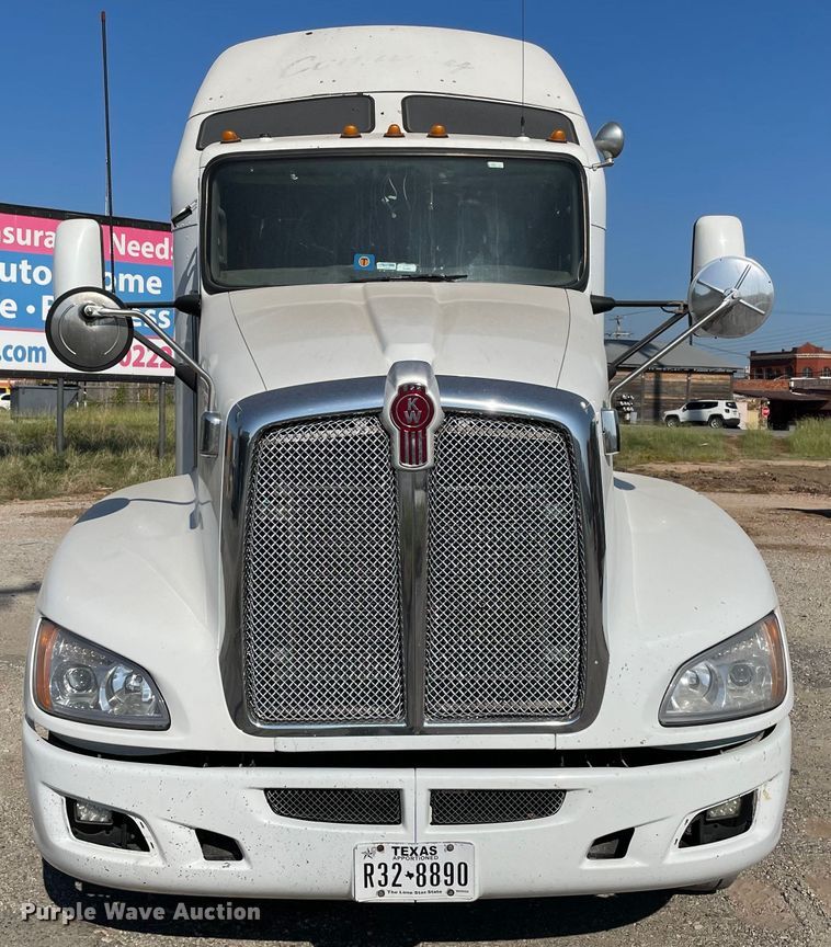 image for item MR9348 2013 Kenworth T660  semi truck